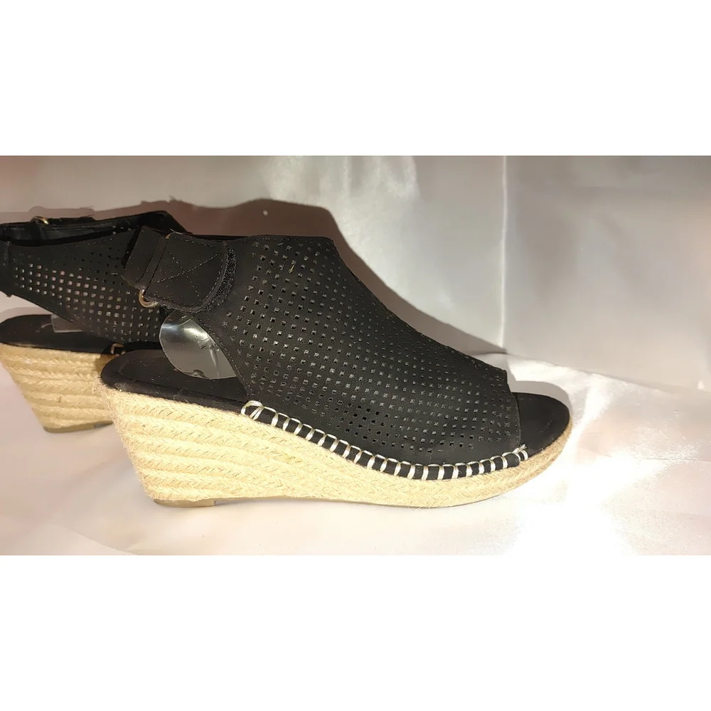 Daisy Fuentes Rory Peep Toe. Wedge Size 10M